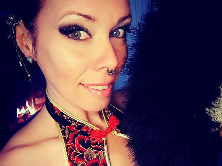 Guten Tag Sklave, Du sehnst Dich danach die strenge Dominanz einer erotischen Lady zu erleben? Dich nach ihr zu verzehren  und alle Befehle, so demütigend und schmerzvoll sie auch sein mögen, zu ertragen und sie in Dankbarkeit als  Sklave anzunehmen? Die Phantasien um Rollenspiele oder als Tv-Zofe in Frauenkleidern gehen Dir nicht mehr aus dem Kopf? Dann tritt ein - und lass Dich um meinen Finger wickeln!