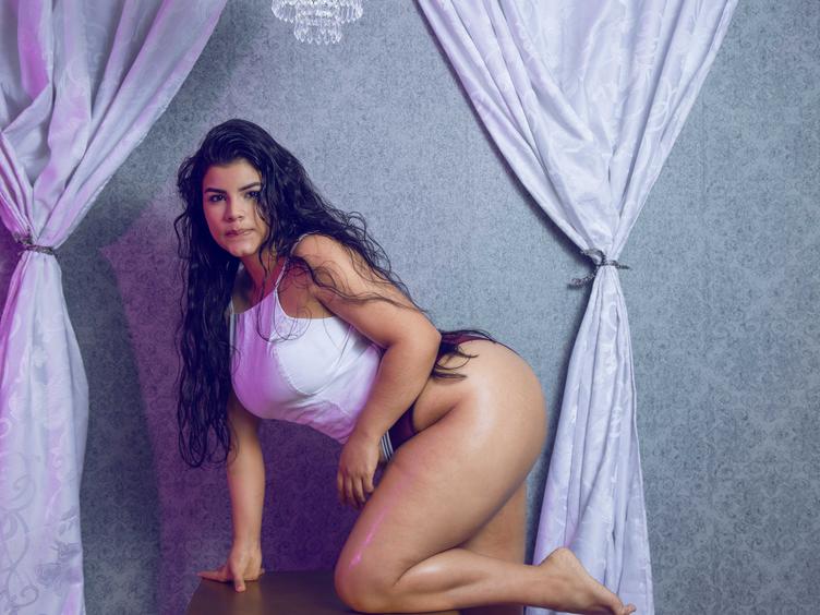Liebst du junge Weiber mit großen Boobs ?