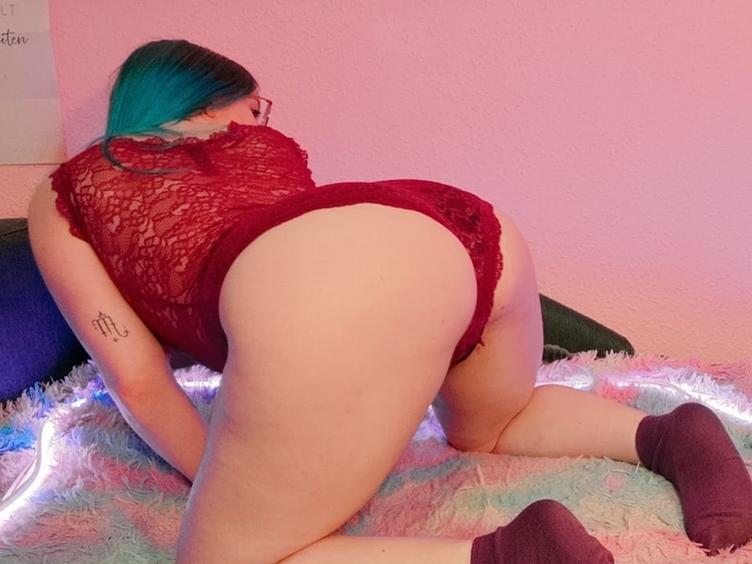 In meiner Show können wir jede Menge Spaß haben. Nenn mir einfach deine Wünsche! Ich denke, wir werden auf jeden Fall eine angenehme Zeit hier haben. Kussi ich freue mich auf dich! Super süß und super sexy! Schau doch mal vorbei oder schreib mir und lerne mich kennen. deine JustKerry :) Bis gleich!!